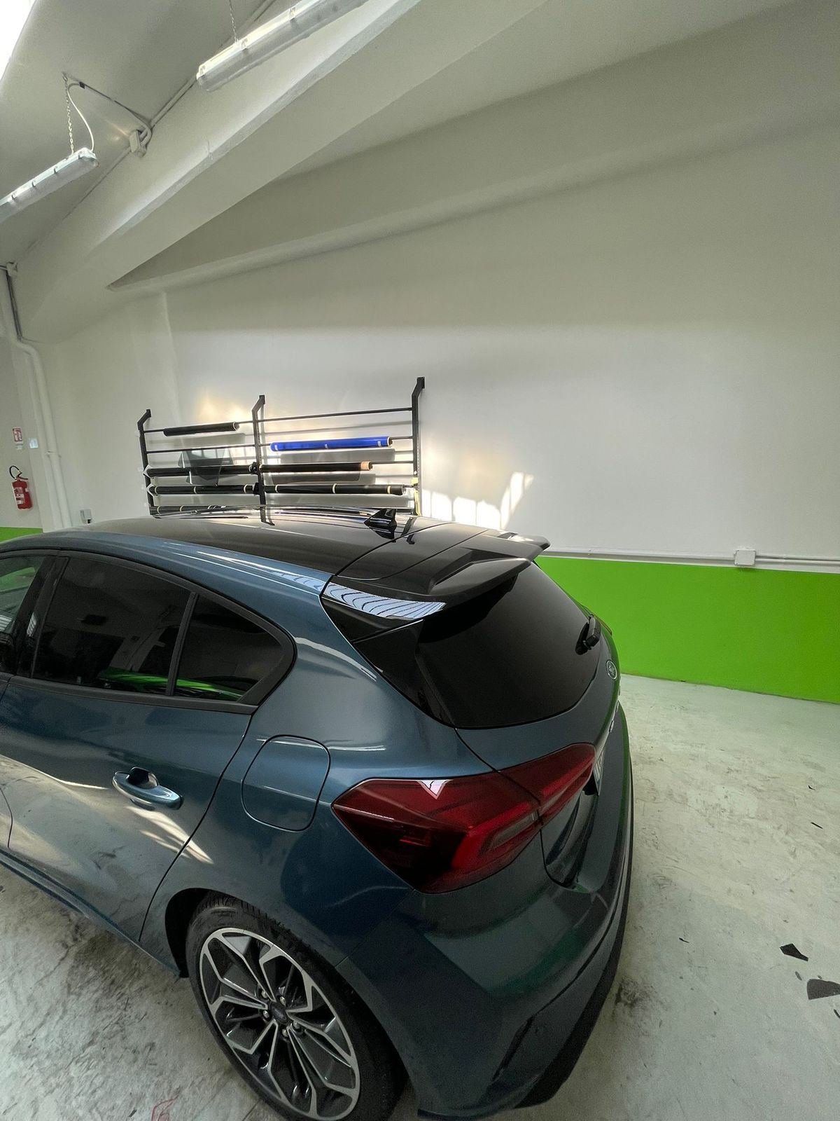 Ford Focus wrap blu petrolio con tetto nero — Wrapgarage Torino
