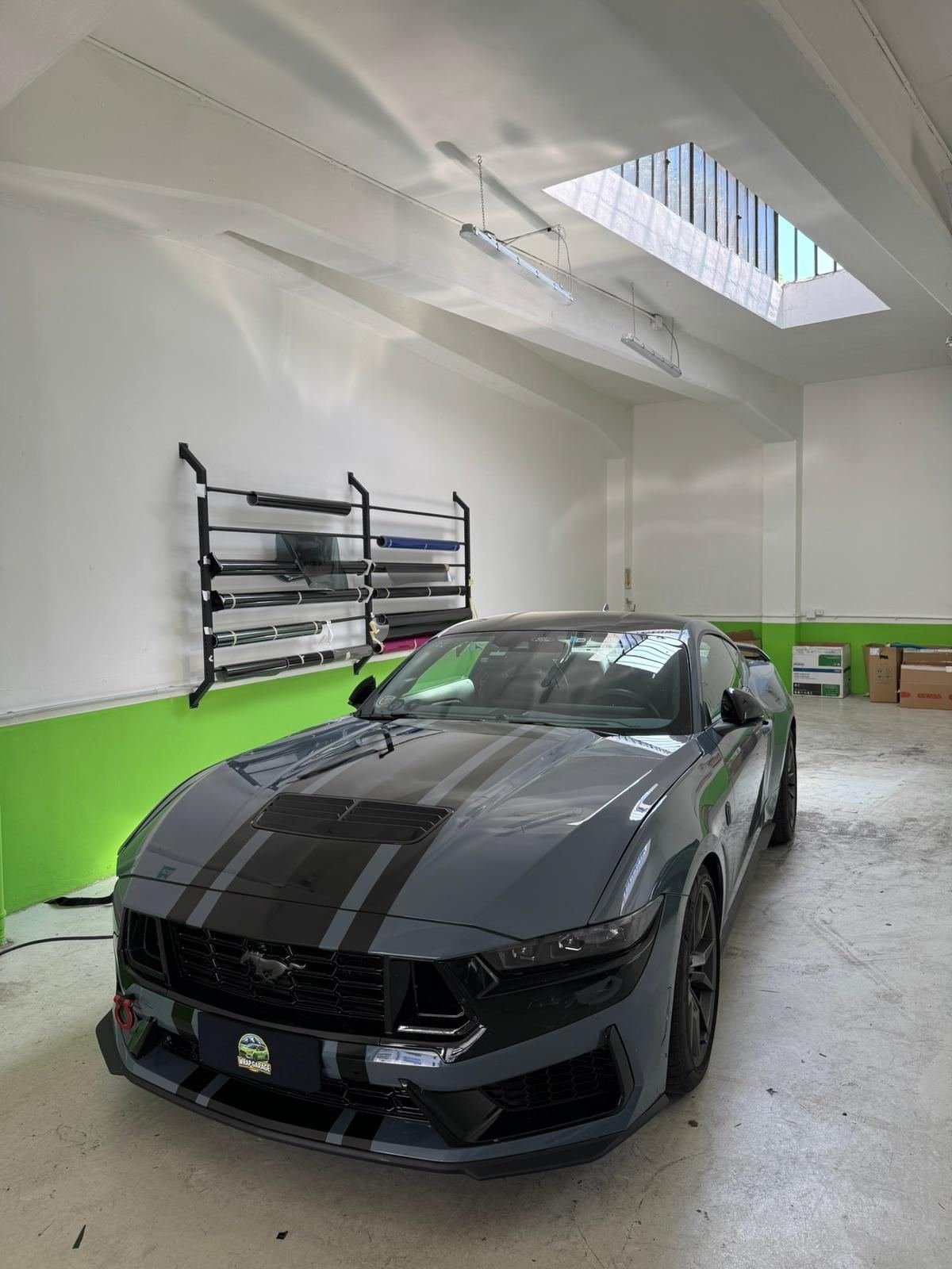 Ford Mustang frontale wrap grigio satinato — Wrapgarage Torino