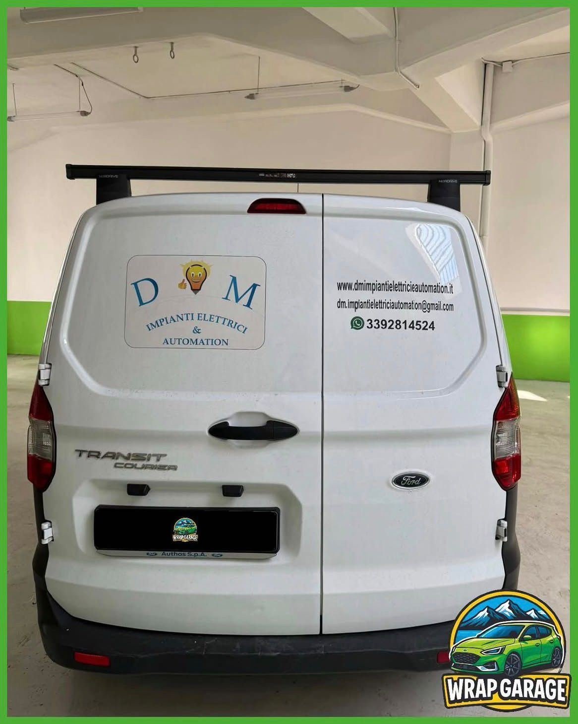 Furgone aziendale posteriore con grafica personalizzata — Wrapgarage Torino
