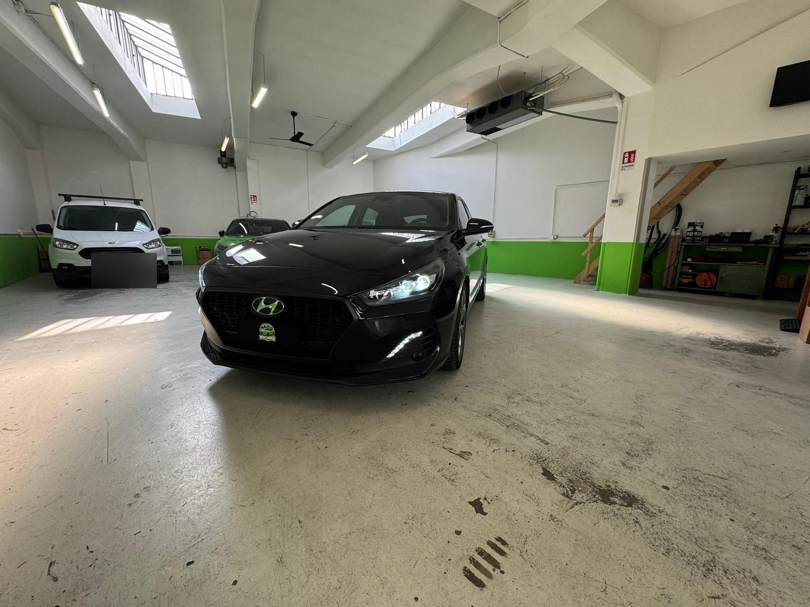 Hyundai i30 Fastback nero lucido frontale — Wrapgarage Torino