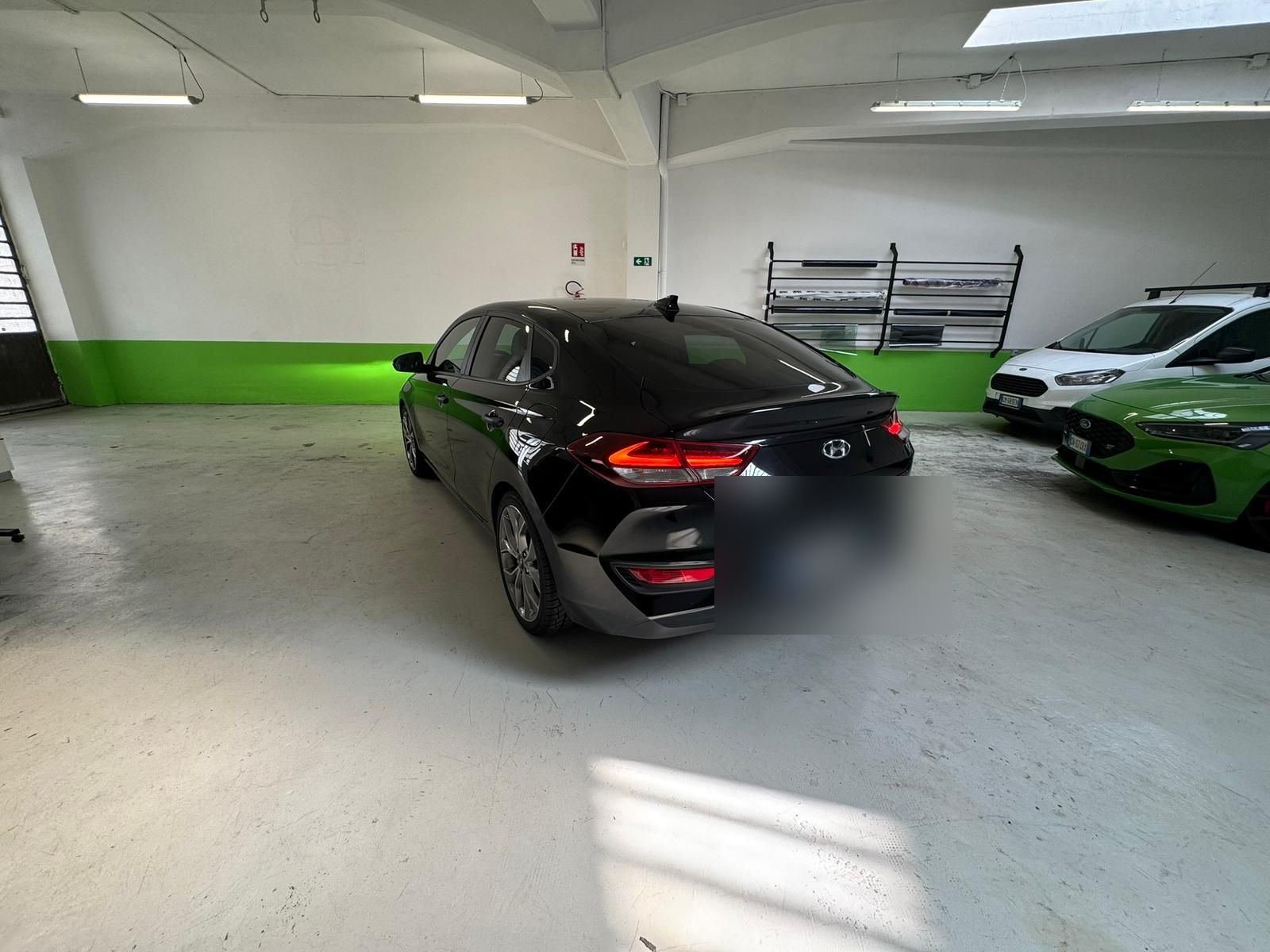 Hyundai i30 Fastback nero lucido posteriore — Wrapgarage Torino