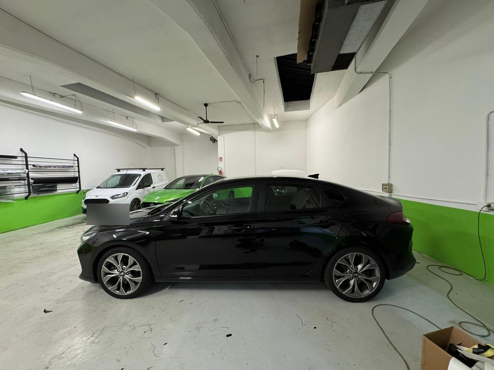 Hyundai i30 Fastback nero lucido laterale — Wrapgarage Torino