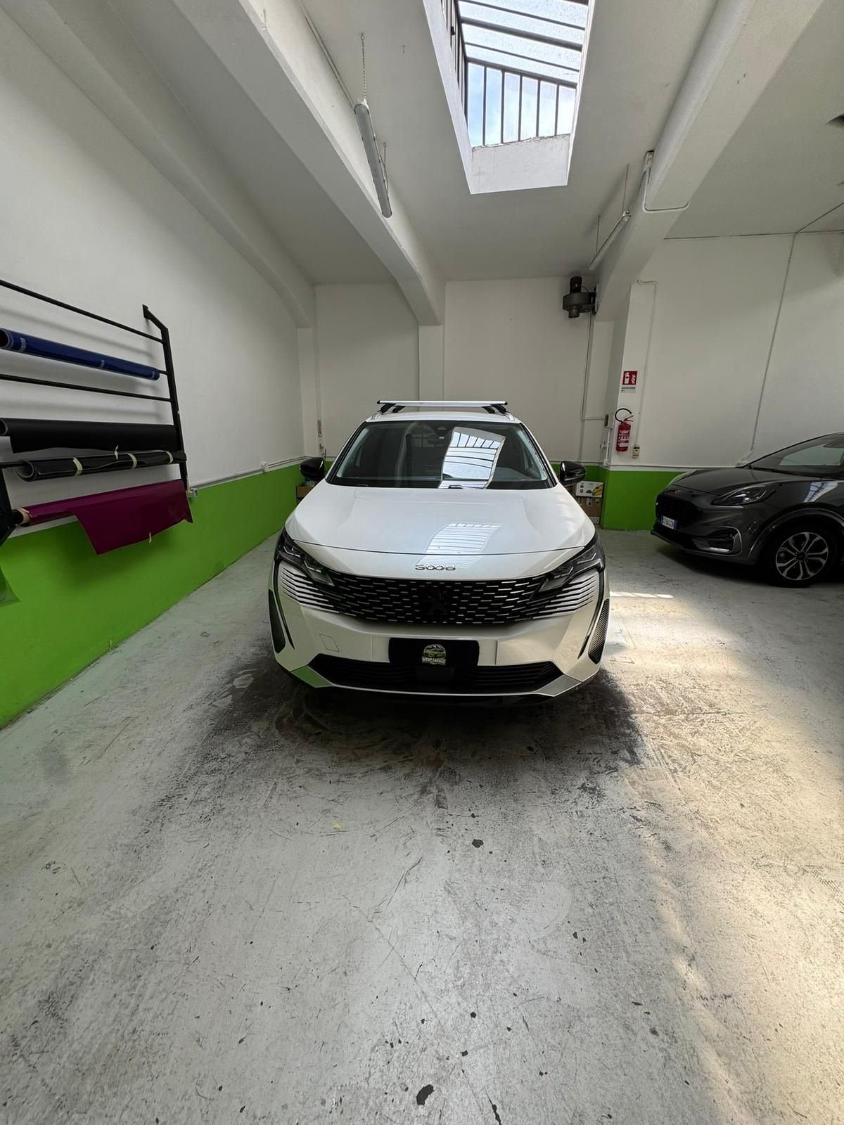Peugeot 3008 bianco in officina Wrapgarage Torino