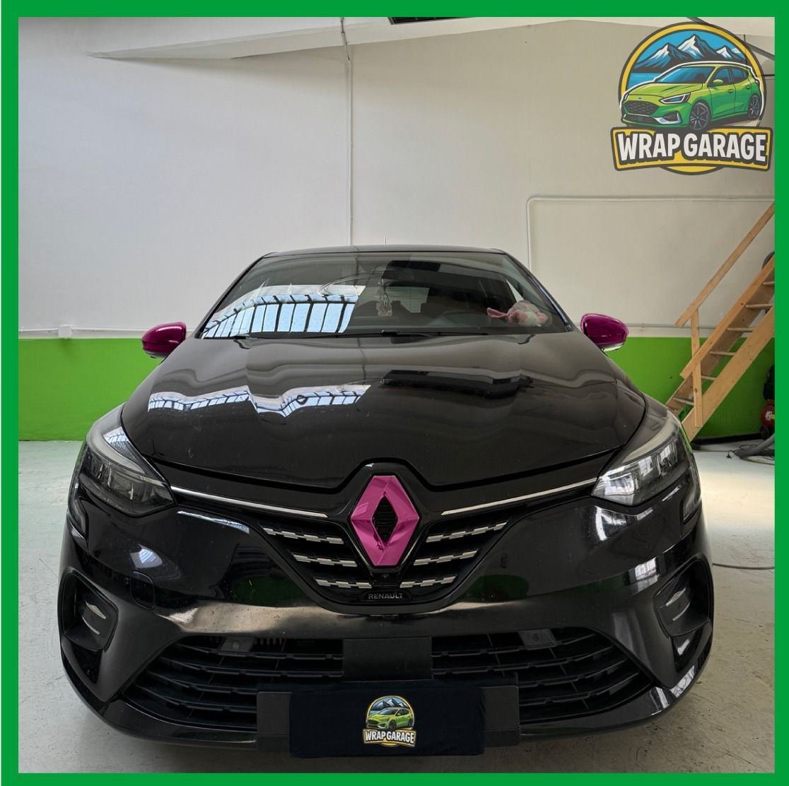 Renault Clio con dettagli cromo rosa su specchietti e logo — Wrapgarage Torino